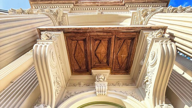 An ornate architectural entrance with a large arched doorway, a decorative ceiling, and a chandelier. - Count Andrassy Luxurious Residence (VI. kerület)