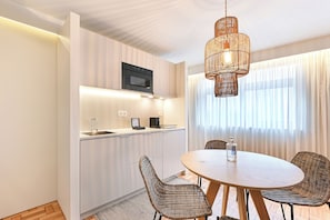 Deluxe-studio (204) | Yksityinen keittiö | Täysikokoinen jääkaappi, mikroaaltouuni, liesi, espressokone