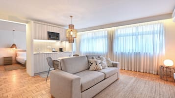 Deluxe Studio (204) | Living area | Flat-screen TV