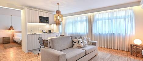 Deluxe-Studio (204) | Wohnbereich | Flachbildfernseher