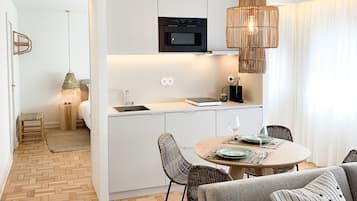 Deluxe Apartment (204) | Living area | Flat-screen TV