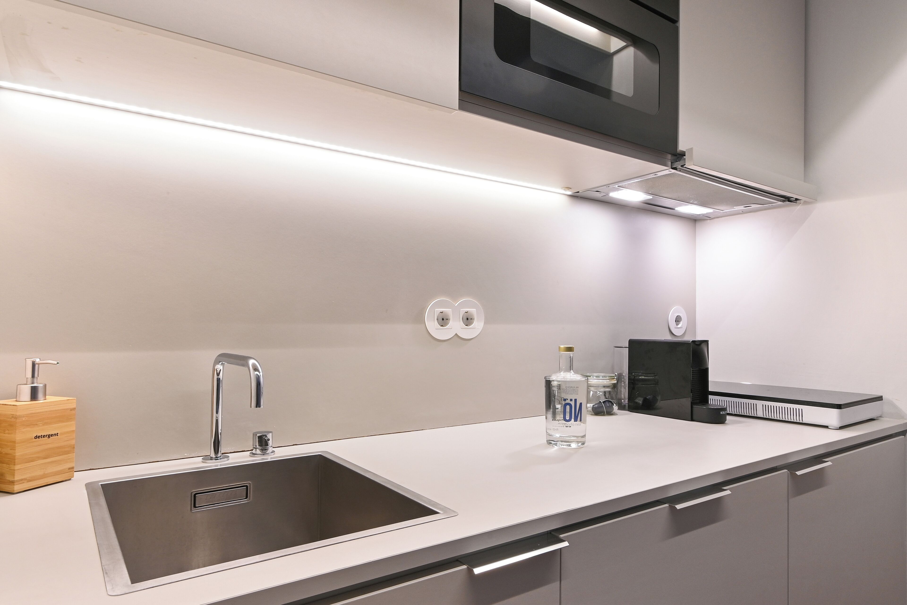 大冰箱、微波炉、炉灶、意式浓缩咖啡机