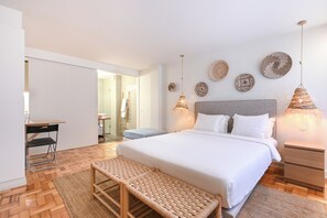Individually decorated, individually furnished, blackout drapes - Sleep in Office (Porto)