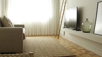 Deluxe Apartment (204) | Living area | Flat-screen TV