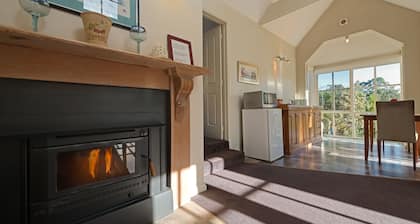 CRABTREE RIVER COTTAGES - EMILY COTTAGE -RIVERFRONT RELAXATION