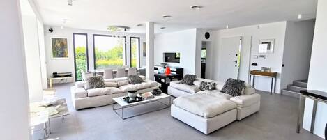 Télévision, lecteur de DVD, chaîne hi-fi