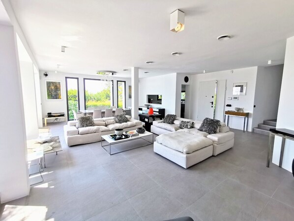TV, DVD player, stereo - Incredible Villa with amazing Sea View in Le Cannet - Cannes (Le Cannet)