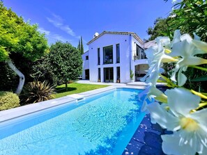 Outdoor pool - Incredible Villa with amazing Sea View in Le Cannet - Cannes (Le Cannet)