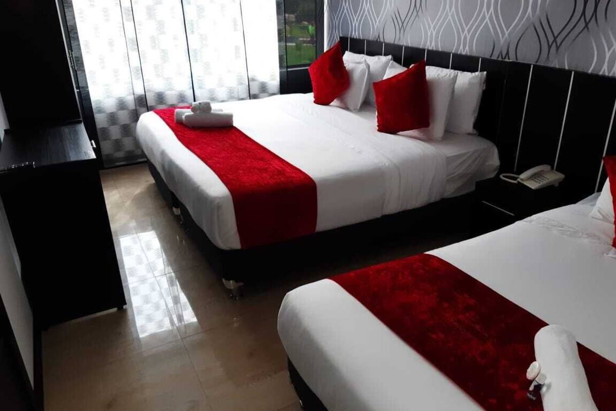 Premium bedding, down duvets, minibar, desk