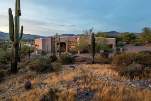 Exterior - Southwest home w/ Hot Tub, heated* pool, and amazing Mtn. Views! (Cave Creek)