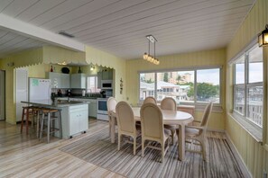 Appart'hôtel, plusieurs lits (Estero Bay 2nd Floor Apartment) | Cuisine privée | Réfrigérateur, micro-ondes, plaque de cuisson, lave-vaisselle