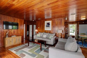 Appart'hôtel, plusieurs lits (Estero Island Apartment with Boat Doc) | Salle de séjour | Télévision à écran plat