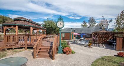 Bullwinkles Rustic Lodge