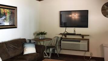 Cabin | Living area | Flat-screen TV