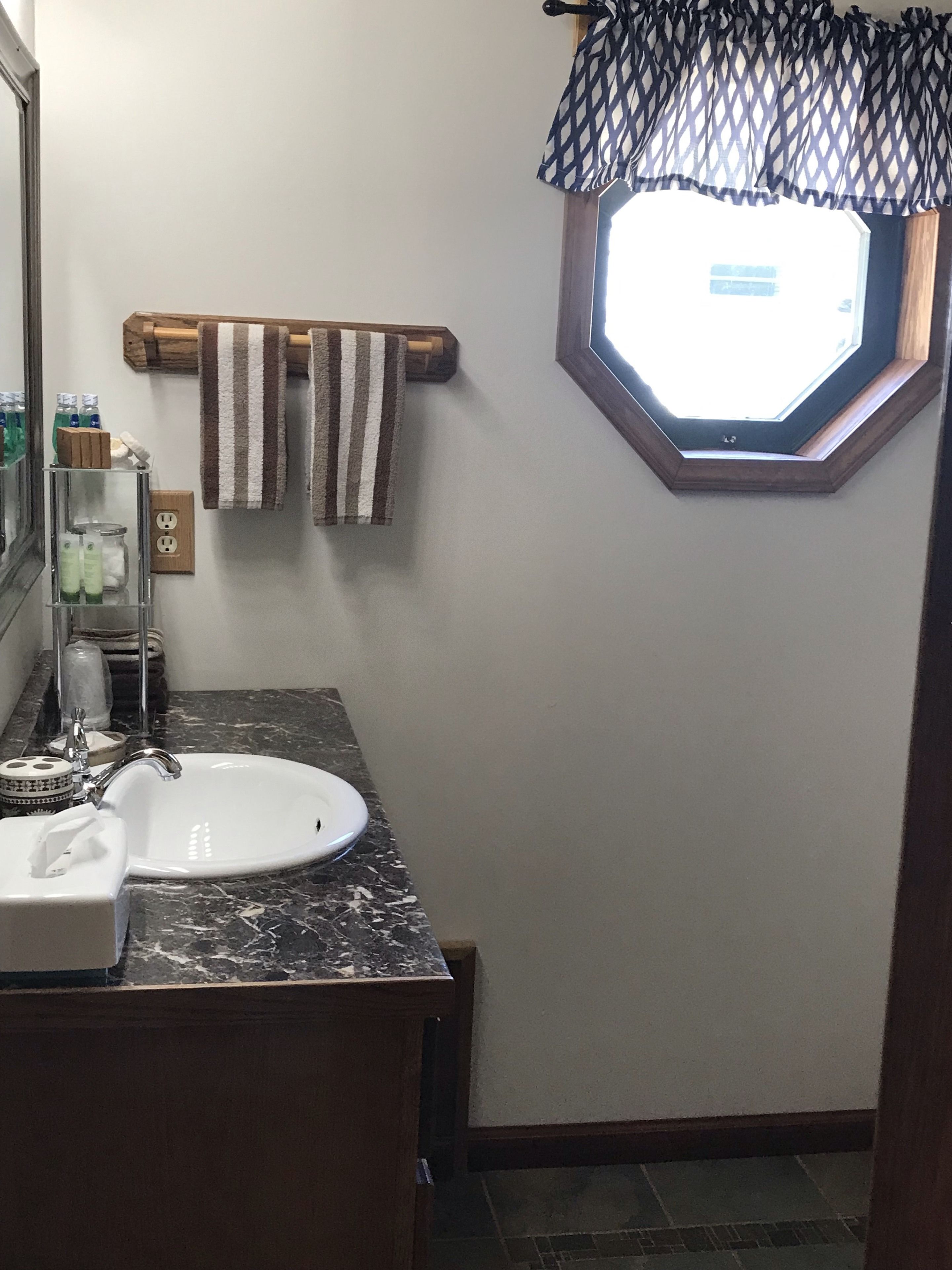 cabin | bathroom | combined shower/bathtub, deep-soaking bathtub, free toiletries, towels