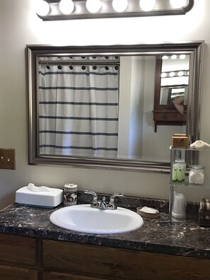 Cabin | Bathroom | Combined shower/bathtub, deep-soaking bathtub, free toiletries, towels