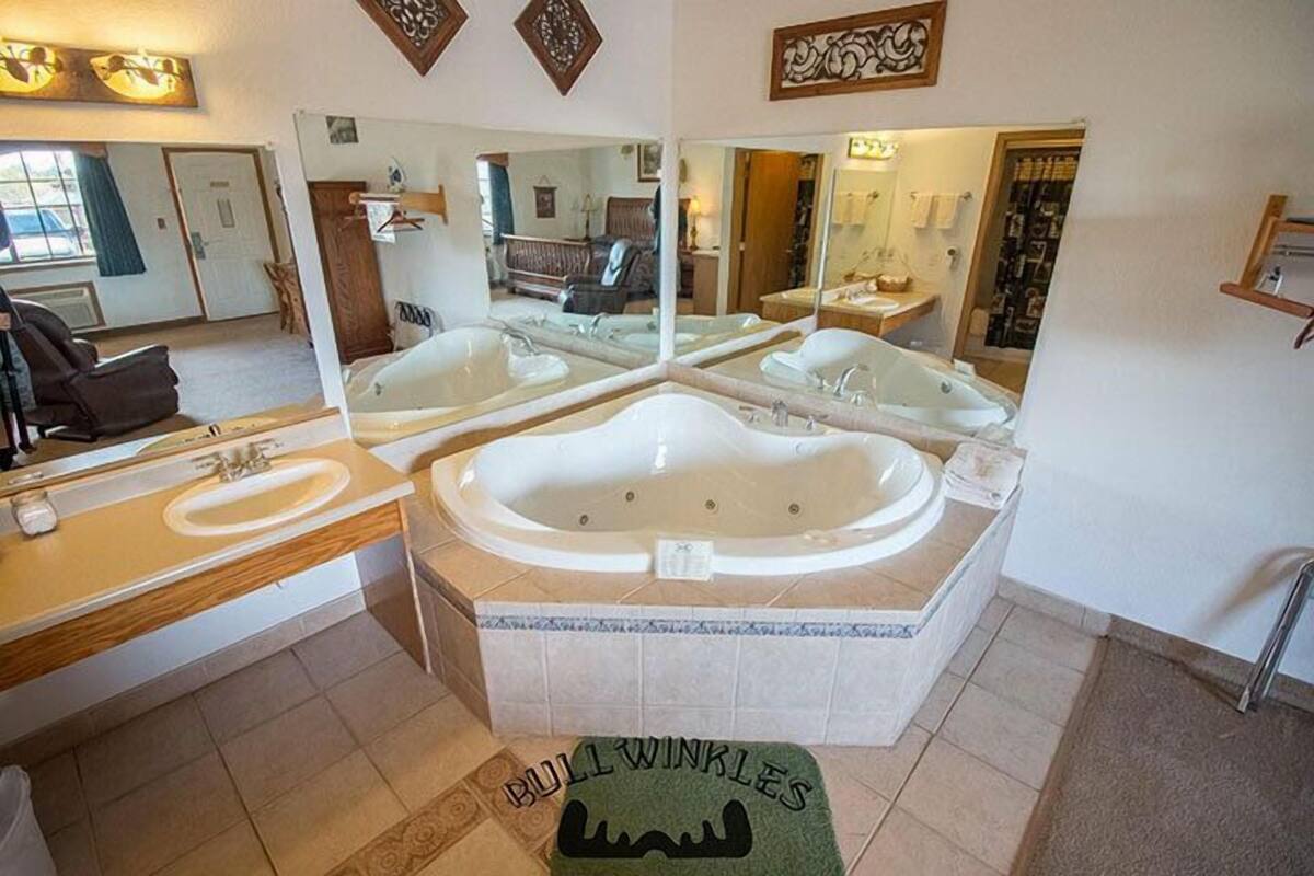 Zimmer, 1 King-Bett, Whirlpool | Schreibtisch, schallisolierte Zimmer, Bügeleisen/Bügelbrett
