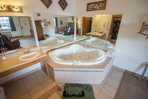 Room, 1 King Bed, Jetted Tub | Desk, soundproofing, iron/ironing board, free WiFi