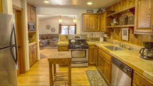 Coffee/tea maker, fridge, microwave, stovetop - Breezy Pines Cabin (South Lake Tahoe)