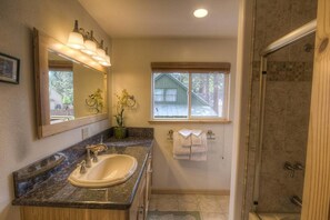 Bathroom - Meadow Lake Lodge (South Lake Tahoe)