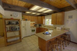 Fridge, microwave, stovetop, dishwasher - Brule Bear Den (South Lake Tahoe)