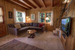TV, fireplace - Hudson's Hideaway (Carnelian Bay)