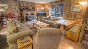 TV - Bambi's Bunkhouse (South Lake Tahoe)
