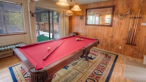 Games room - Bambi's Bunkhouse (South Lake Tahoe)