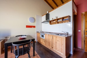 Refrigerador, microondas, tostadora y utensilios de cocina 