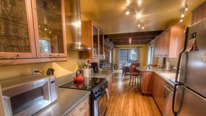 Microwave, dishwasher - Pine Mountain Chalet (South Lake Tahoe)