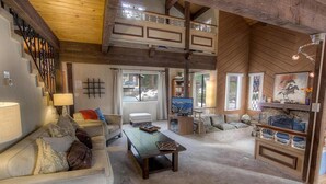 Living room - Pine Mountain Chalet (South Lake Tahoe)