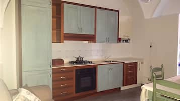 Kühlschrank, Ofen, Herdplatte, Wasserkocher mit Kaffee-/Teezubehör