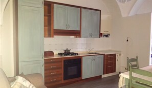 Kühlschrank, Ofen, Herdplatte, Wasserkocher mit Kaffee-/Teezubehör