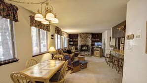 Living room - Tahoe Island Hideaway (South Lake Tahoe)