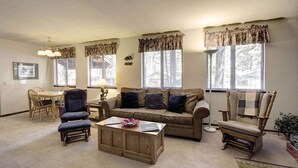 Living room - Tahoe Island Hideaway (South Lake Tahoe)