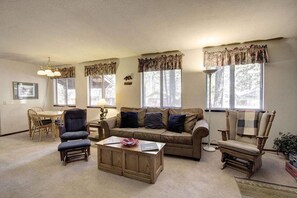 TV, fireplace - Tahoe Island Hideaway (South Lake Tahoe)
