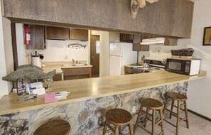 Fridge, microwave, stovetop, dishwasher