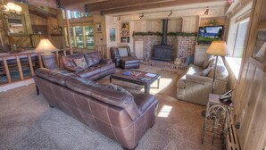 TV, fireplace - Emerald Lodge (South Lake Tahoe)