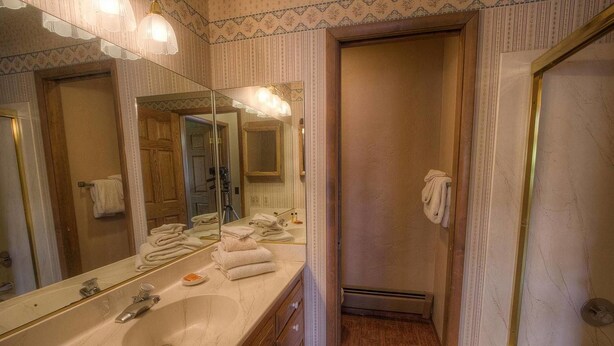 Unclassified image, 1 of 42, button - Emerald Lodge (South Lake Tahoe)