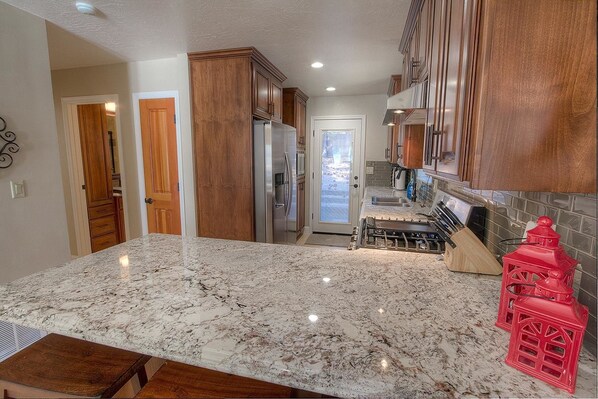 Jääkaappi, mikroaaltouuni, liesi, astianpesukone