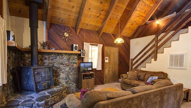 TV, fireplace - Dc's Cozy Cabin (South Lake Tahoe)