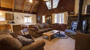 TV, fireplace - Dc's Cozy Cabin (South Lake Tahoe)