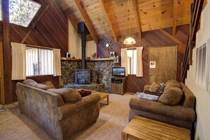 TV, fireplace - Dc's Cozy Cabin (South Lake Tahoe)