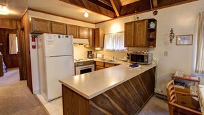 Coffee/tea maker, microwave, stovetop, dishwasher - Dc's Cozy Cabin (South Lake Tahoe)