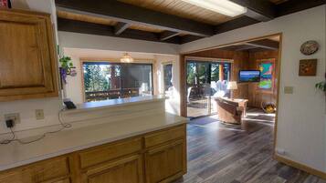 Peti sejuk, ketuhar gelombang mikro, dapur, mesin basuh pinggan mangkuk