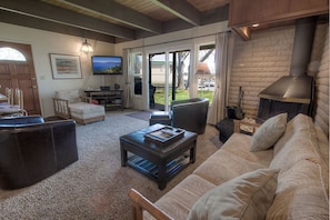 TV, fireplace - Keys Corner Condo (South Lake Tahoe)