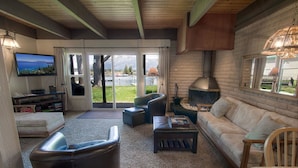 TV, fireplace - Keys Corner Condo (South Lake Tahoe)