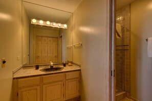 Fridge, microwave, stovetop, dishwasher - Sunny Hill Retreat (Incline Village)