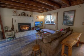 TV, fireplace - Heavenly Pines (South Lake Tahoe)
