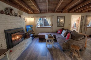 TV, fireplace - Heavenly Pines (South Lake Tahoe)